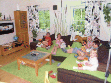 Das Wohnzimmer ein Ort zum gemütlichen Fernsehen, Spielen oder Ausruhen.